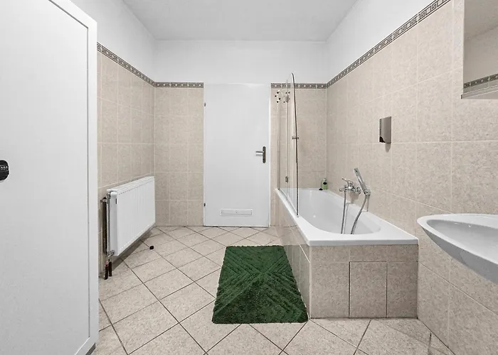 Spacious Three-bedroom, Three King-size Beds Apartmán *